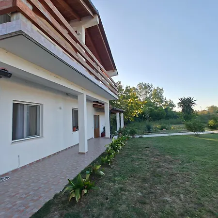 Village Near The Casa de hóspedes Fier